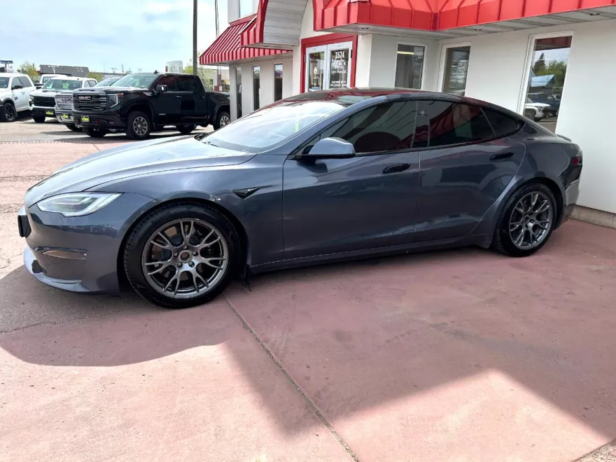 2022 Tesla Model S Plaid AWD photo 2