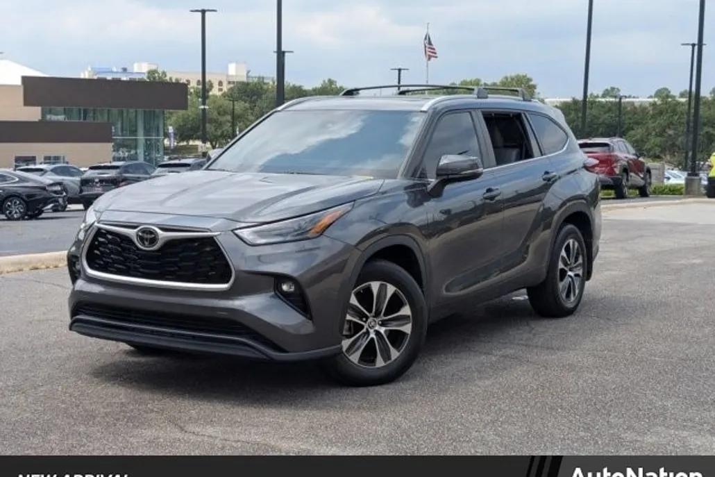 2023 Toyota Highlander XLE photo 1