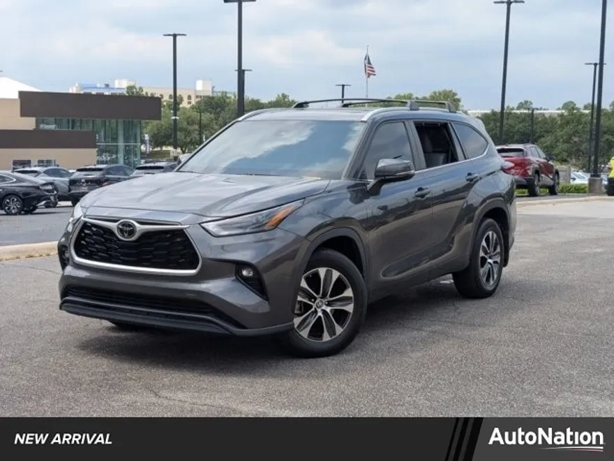 2023 Toyota Highlander XLE photo 1