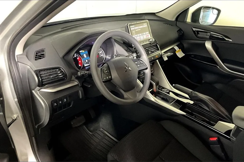 2025 Mitsubishi Eclipse Cross LE photo 1