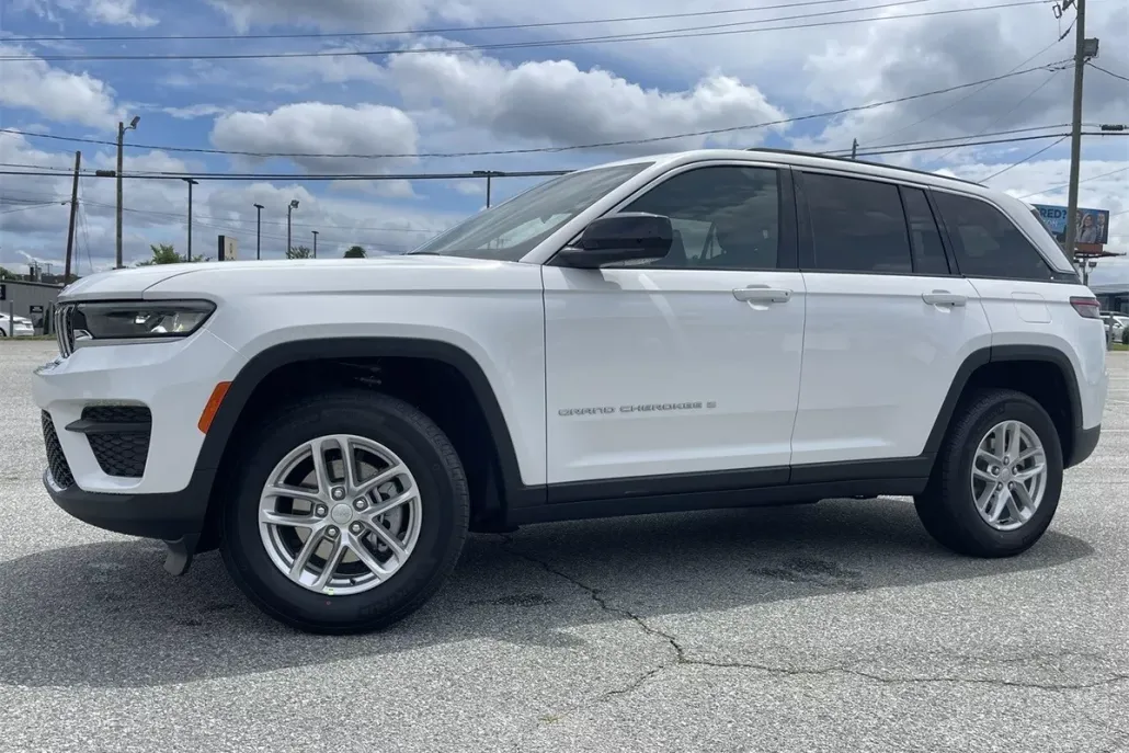 2025 Jeep Grand Cherokee Laredo photo 1