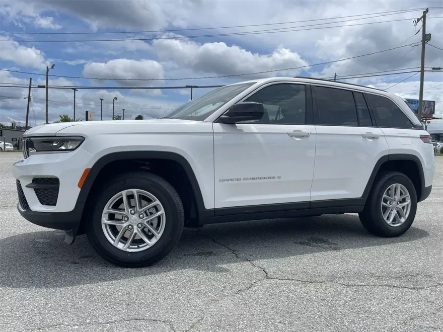 2025 Jeep Grand Cherokee Laredo photo 1