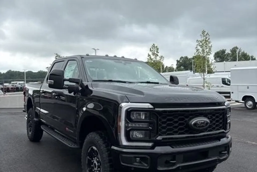 2025 Ford F-350 Lariat photo 1