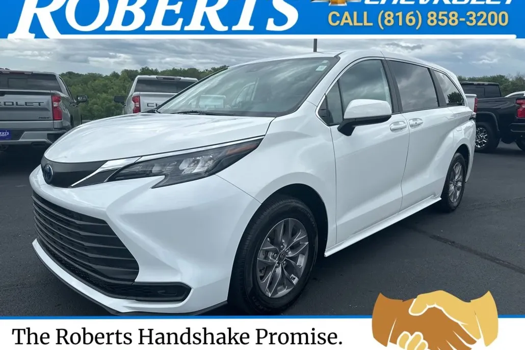 2025 Toyota Sienna LE photo 1