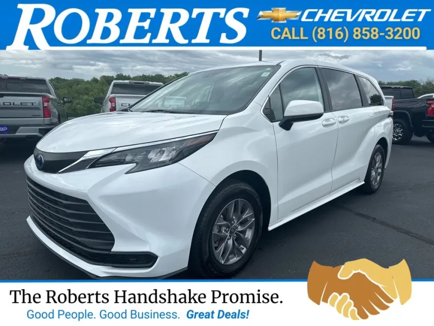 2025 Toyota Sienna LE photo 1