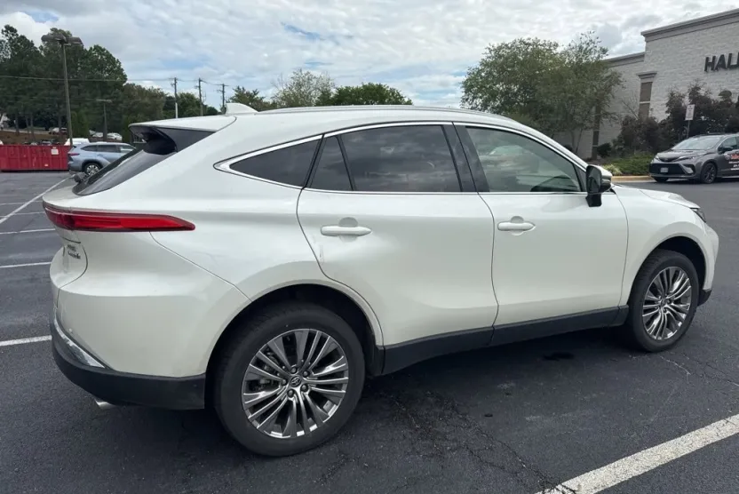 2022 Toyota Venza XLE photo 1