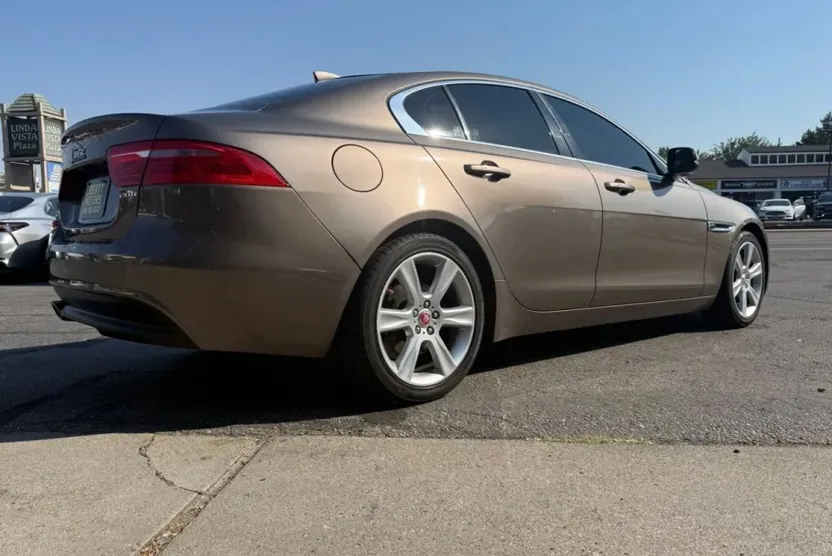2017 Jaguar XE Prestige photo 1
