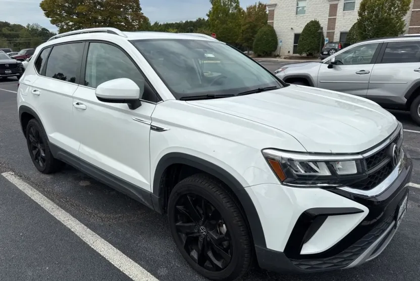 2022 Volkswagen Taos SE photo 1