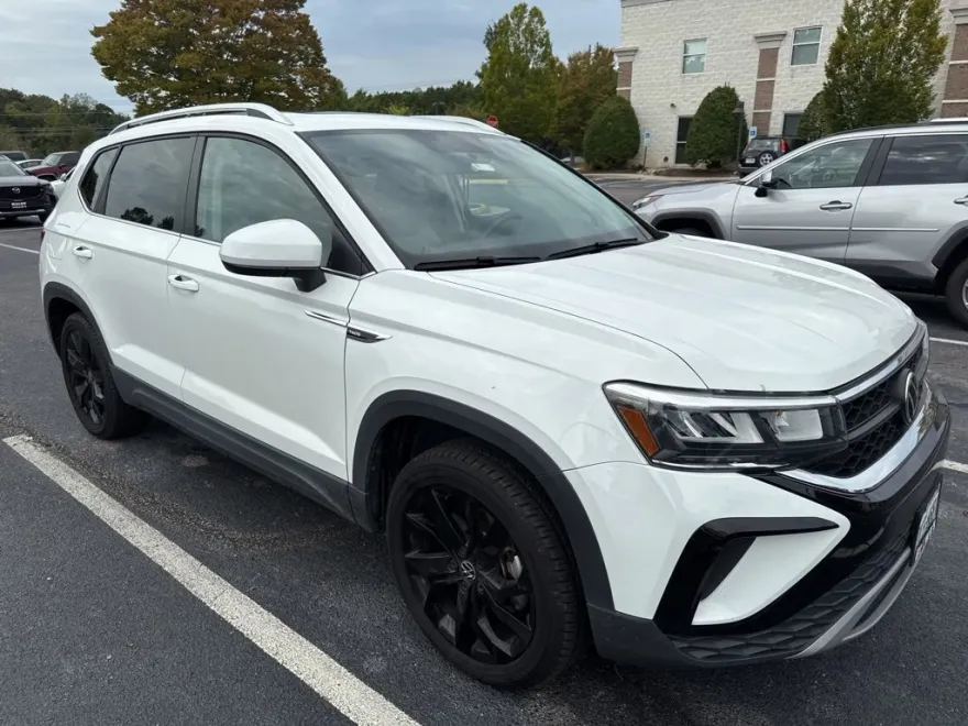 2022 Volkswagen Taos SE photo 1