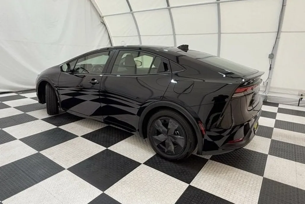 2025 Toyota Prius LE photo 1