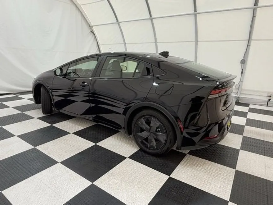 2025 Toyota Prius LE photo 1