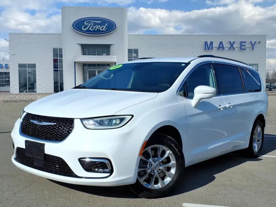 2022 Chrysler Pacifica Touring L photo 1