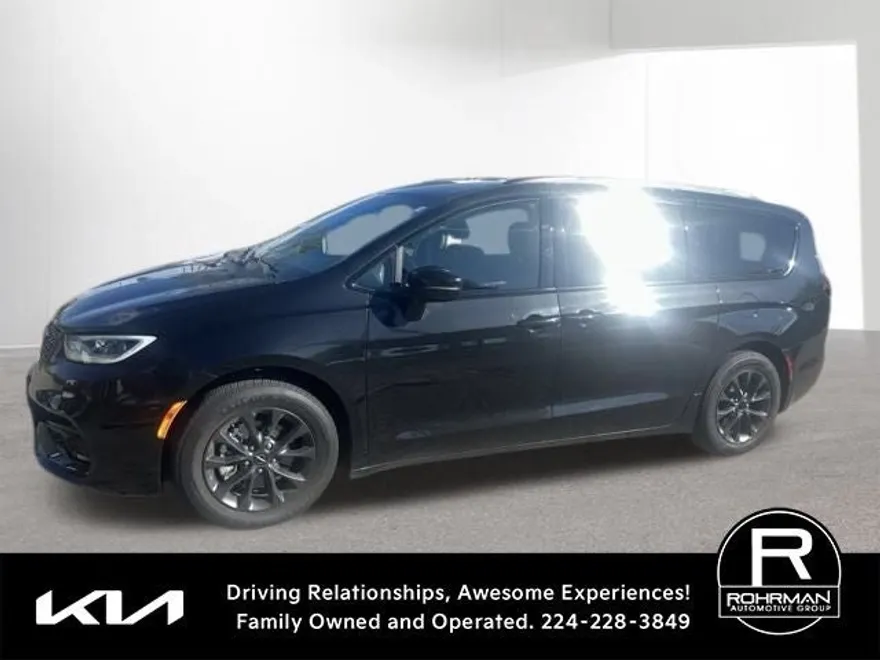 2021 Chrysler Pacifica Touring photo 1