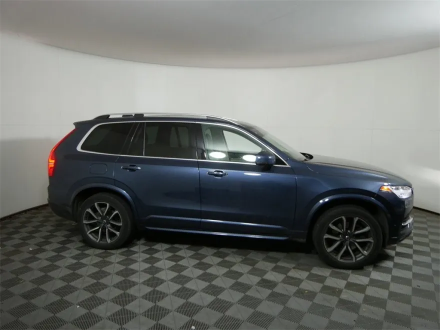 2018 Volvo XC90 Momentum photo 1