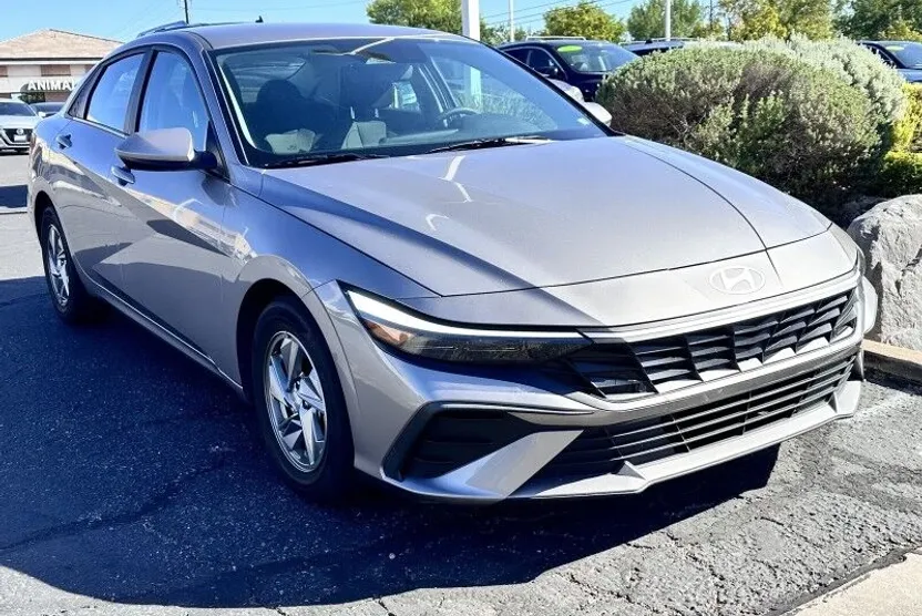2024 Hyundai Elantra SE photo 1