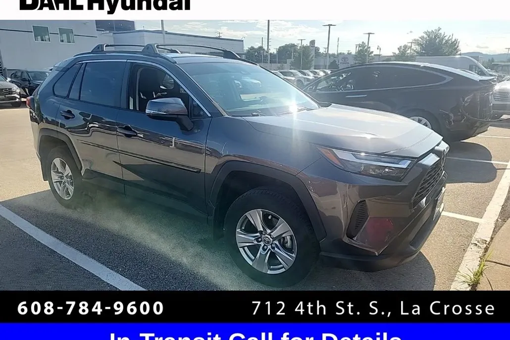 2022 Toyota RAV4 XLE photo 1