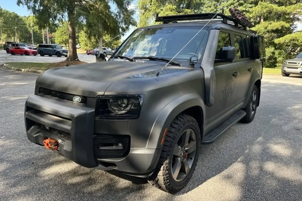 2023 Land Rover Defender SE photo 1