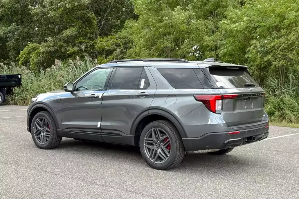 2025 Ford Explorer ST-Line photo 1