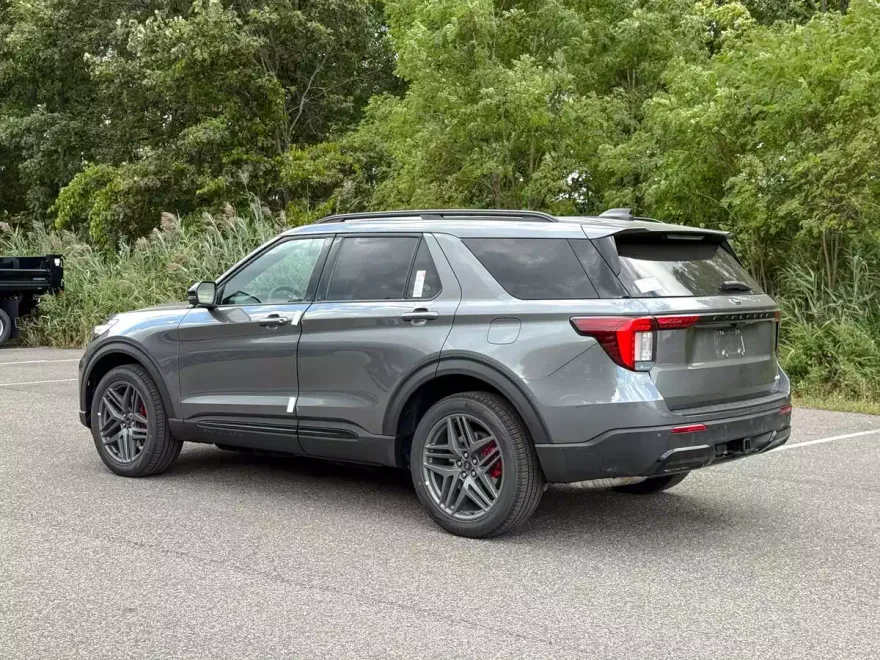 2025 Ford Explorer ST-Line photo 1