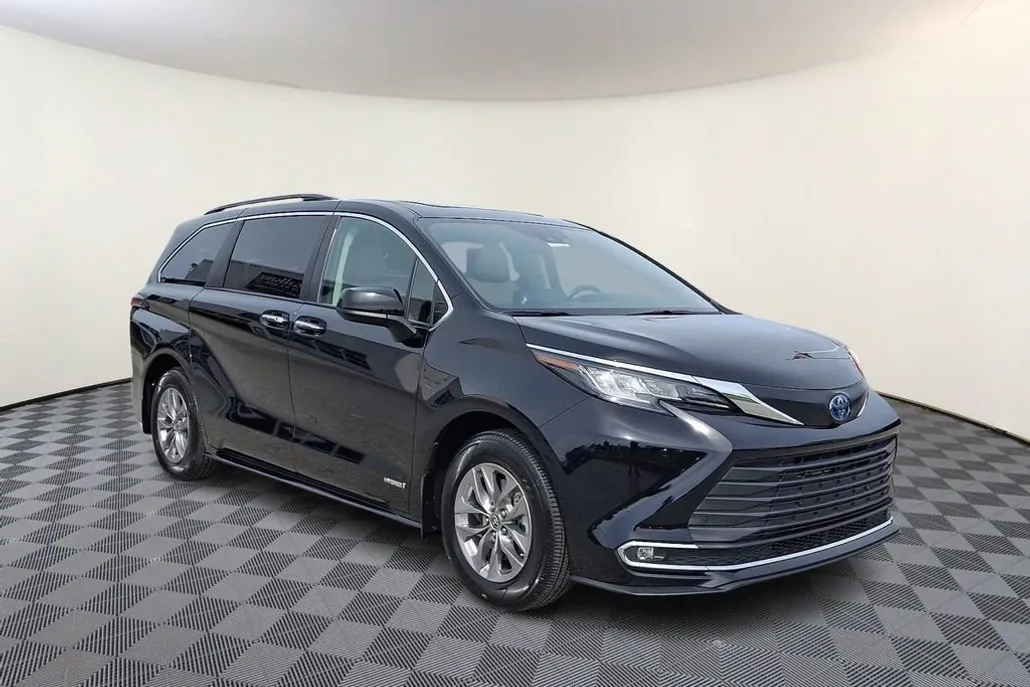 2021 Toyota Sienna XLE photo 1