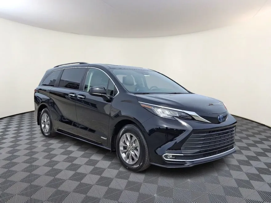 2021 Toyota Sienna XLE photo 1
