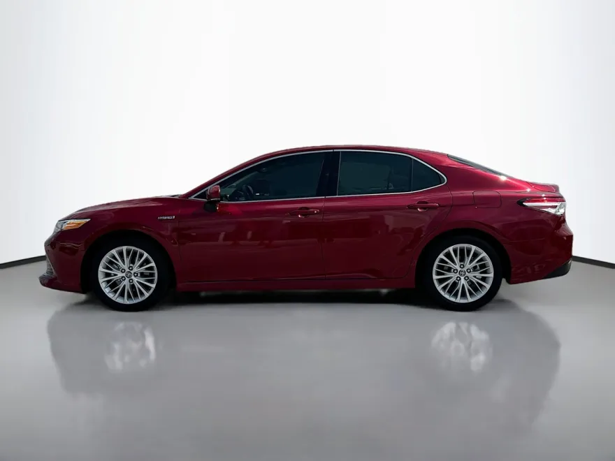 2020 Toyota Camry Hybrid XLE photo 1