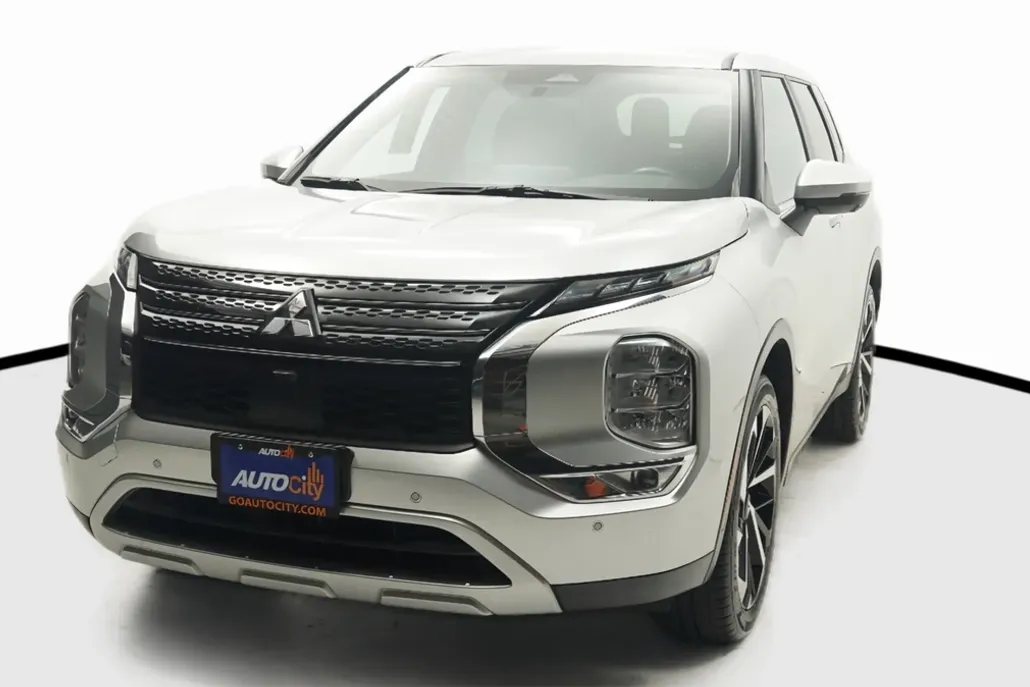2023 Mitsubishi Outlander SE photo 1