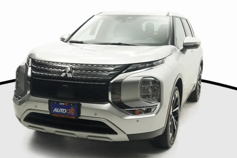 2023 Mitsubishi Outlander SE photo 1