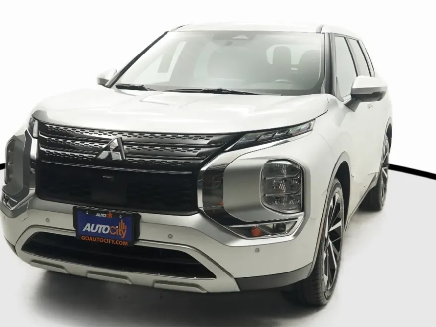 2023 Mitsubishi Outlander SE photo 1