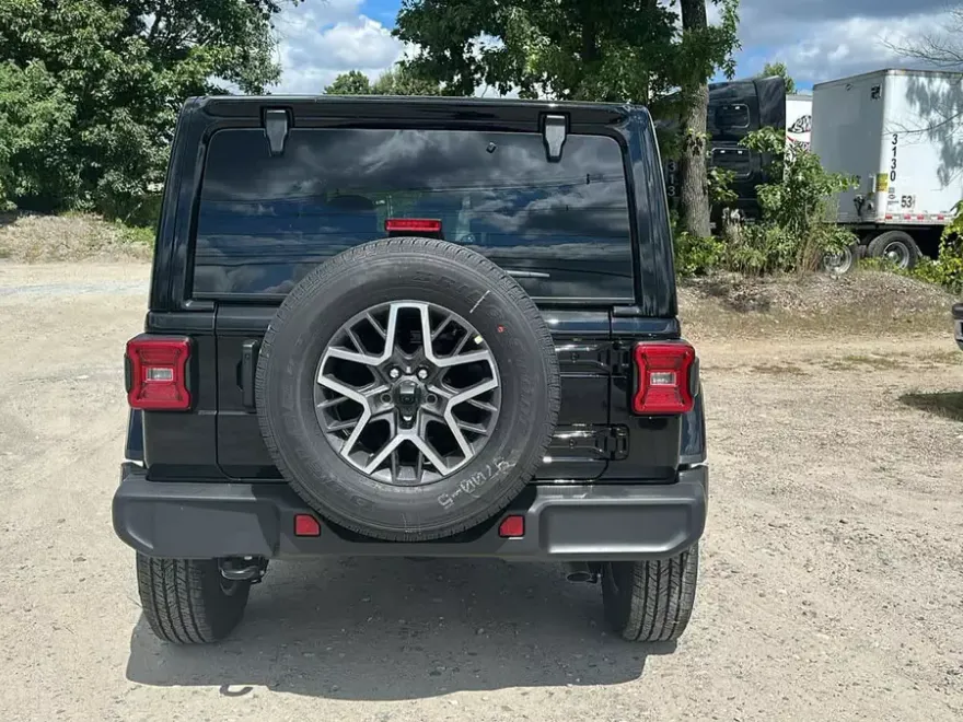 2024 Jeep Wrangler Sahara photo 3