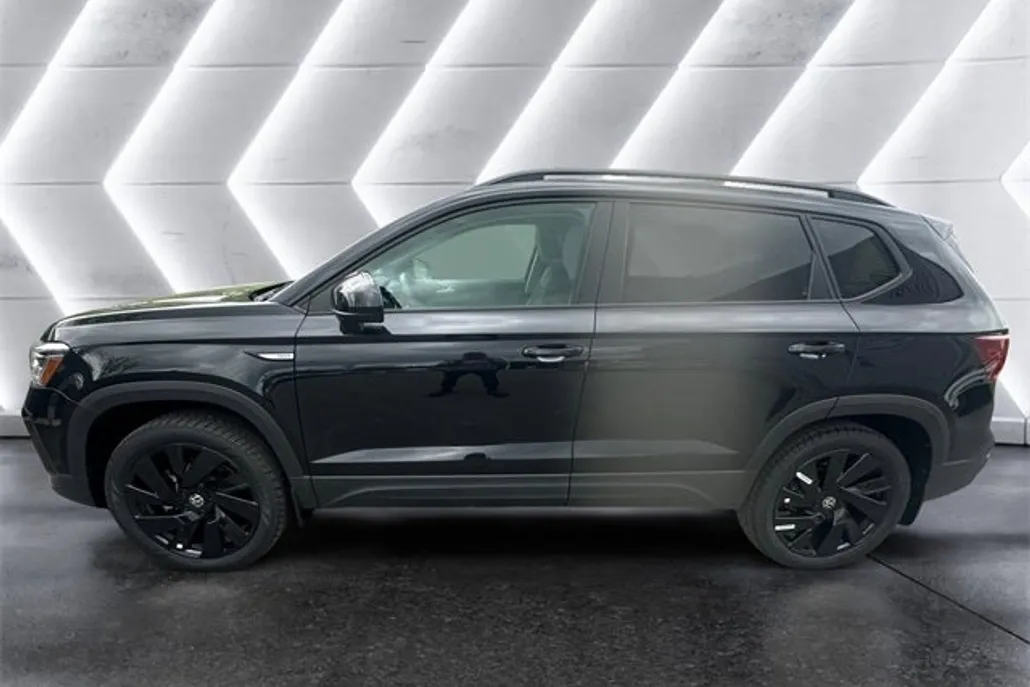 2024 Volkswagen Taos SE photo 1