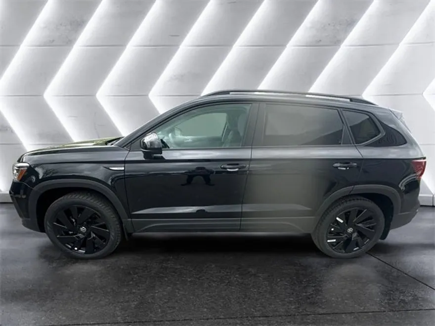 2024 Volkswagen Taos SE photo 1