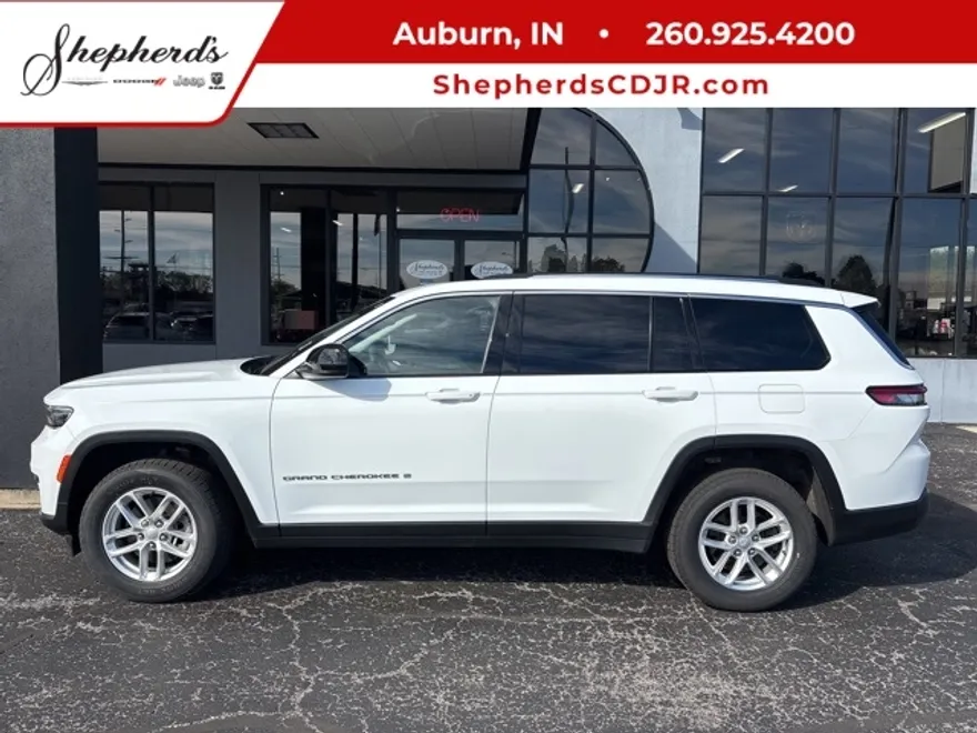 2023 Jeep Grand Cherokee Laredo photo 1