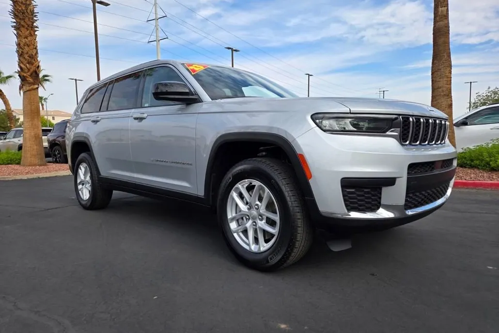 2023 Jeep Grand Cherokee Laredo photo 1
