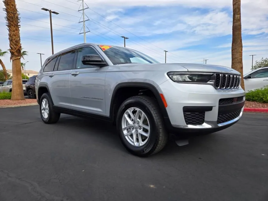 2023 Jeep Grand Cherokee Laredo photo 1
