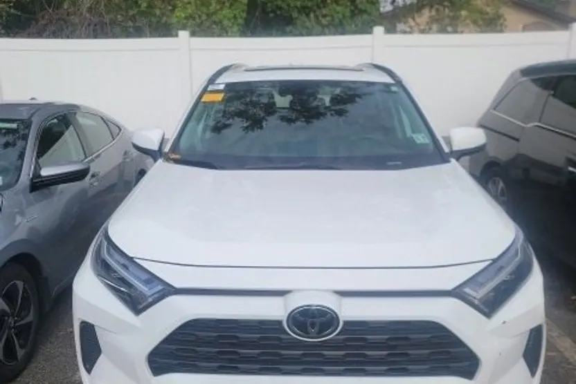 2023 Toyota RAV4 XLE photo 1