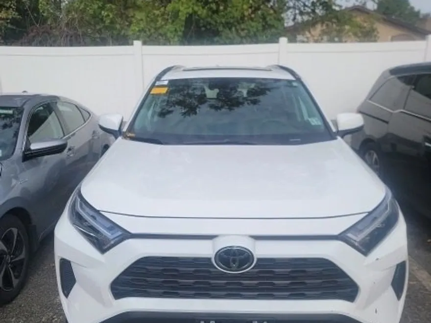 2023 Toyota RAV4 XLE photo 1