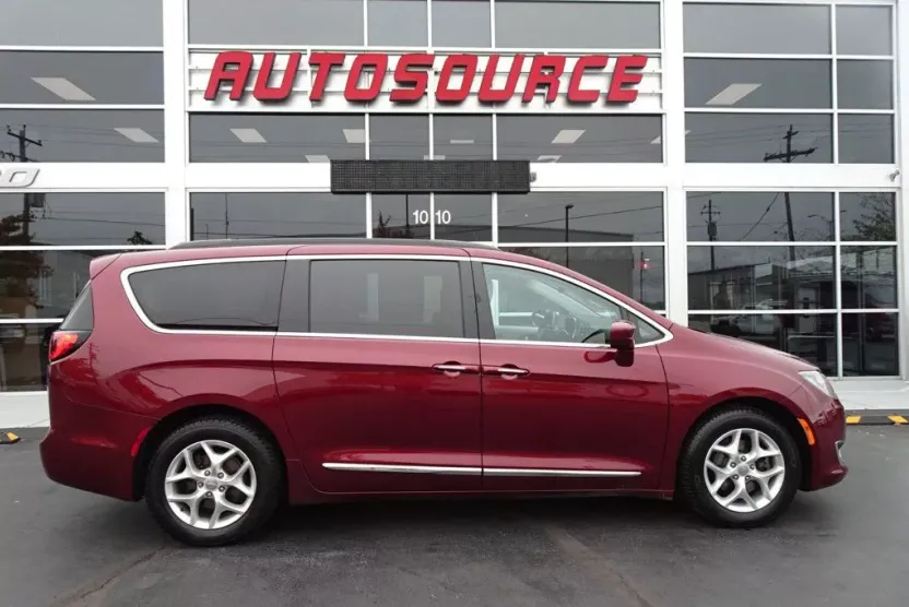 2017 Chrysler Pacifica Touring L photo 1