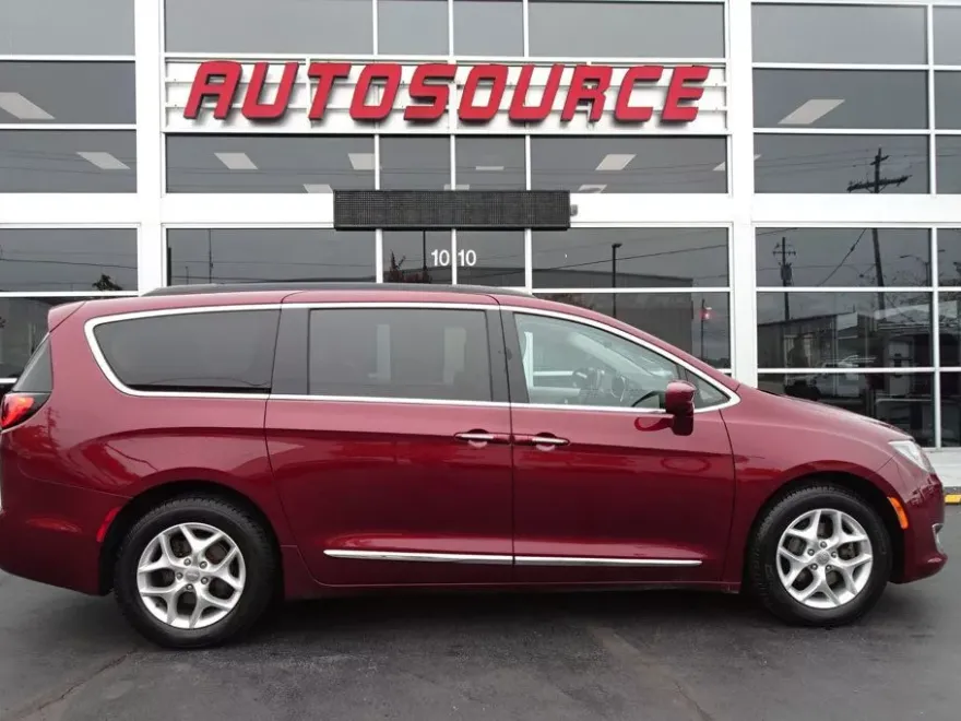 2017 Chrysler Pacifica Touring L photo 1