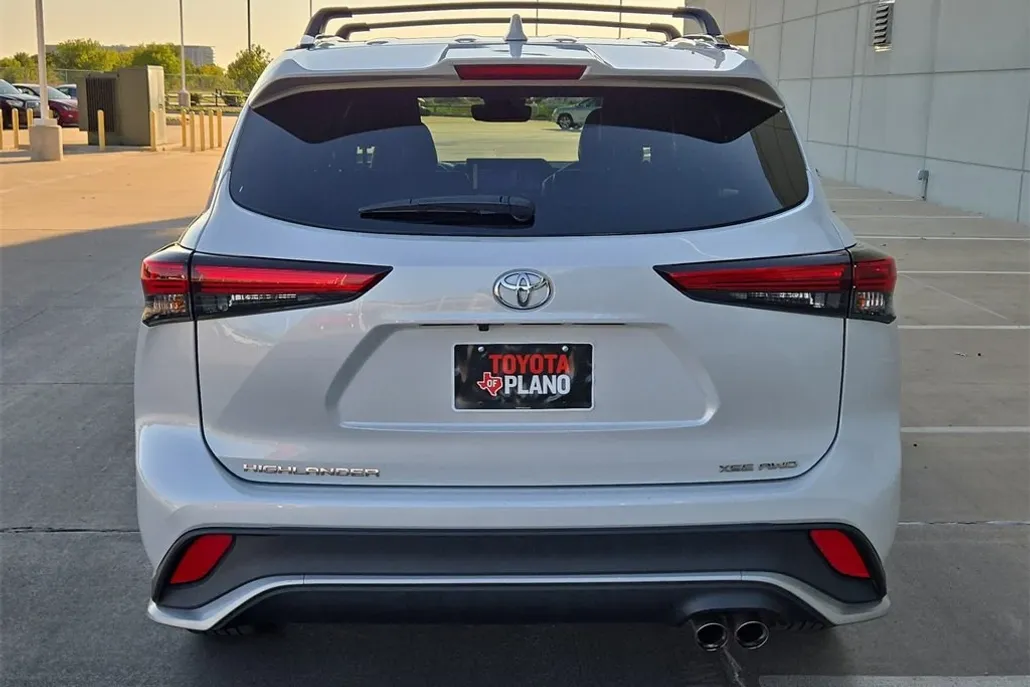 2023 Toyota Highlander L photo 1