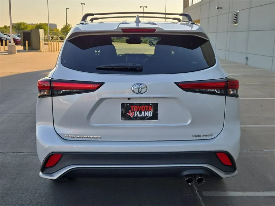 2023 Toyota Highlander L photo 1