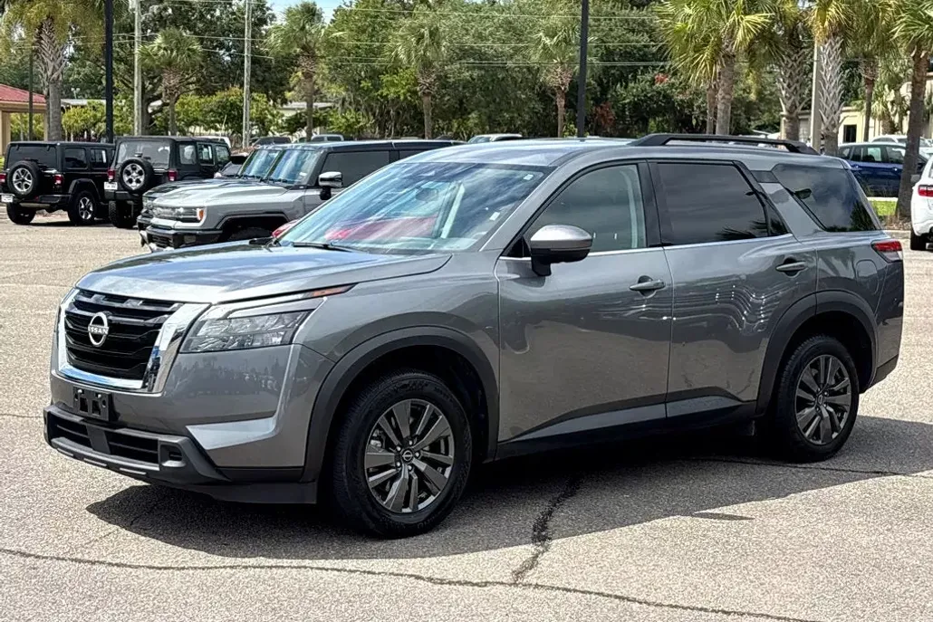 2024 Nissan Pathfinder SV photo 1