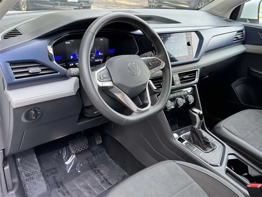 2024 Volkswagen Taos SE photo 1