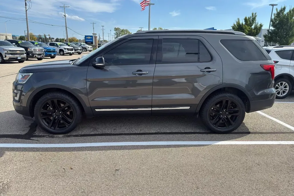 2017 Ford Explorer XLT photo 1