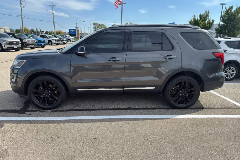 2017 Ford Explorer XLT photo 1