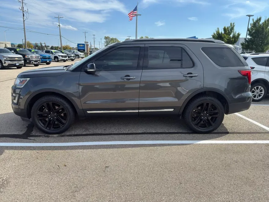 2017 Ford Explorer XLT photo 1