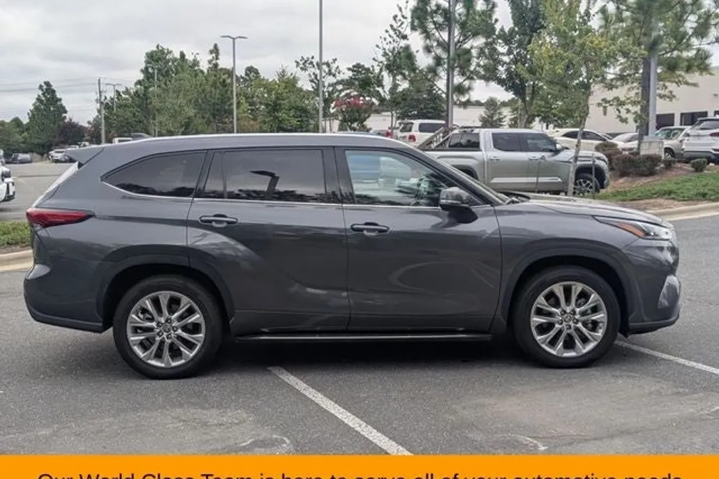 2023 Toyota Highlander L photo 1