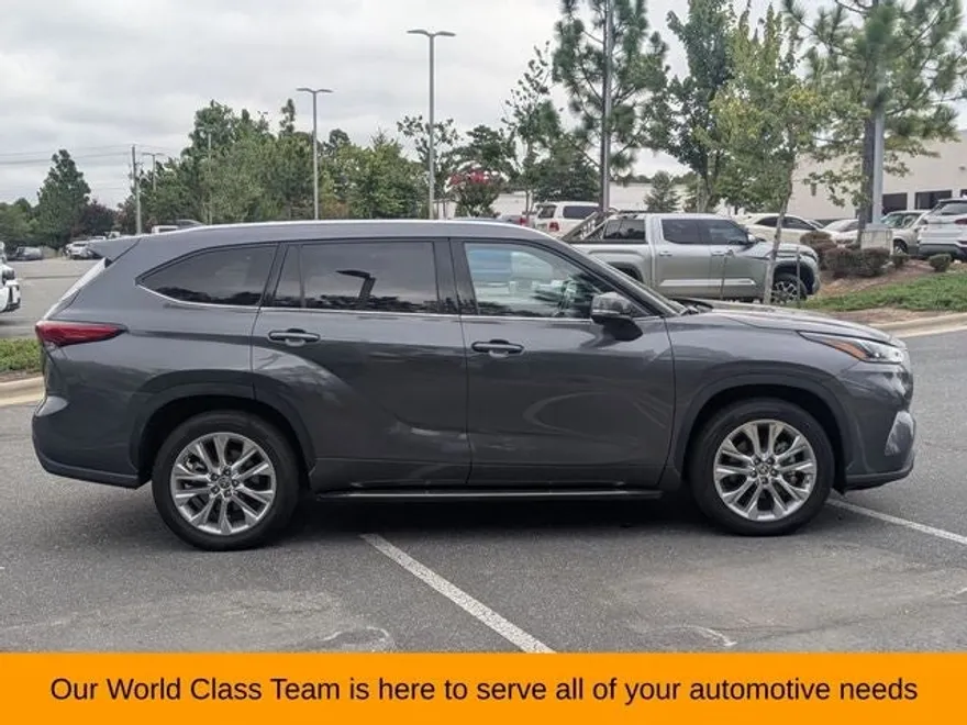 2023 Toyota Highlander L photo 1