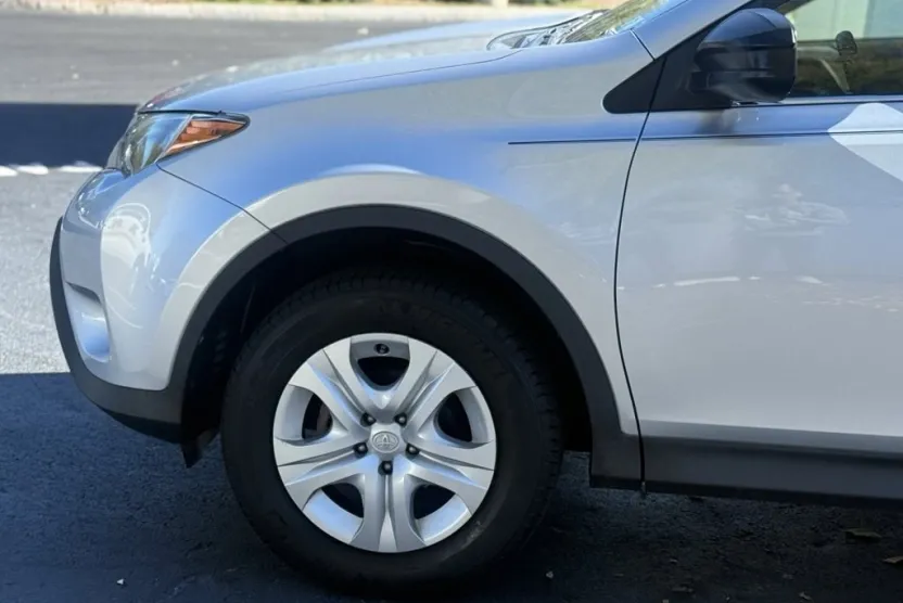 2015 Toyota RAV4 LE photo 1