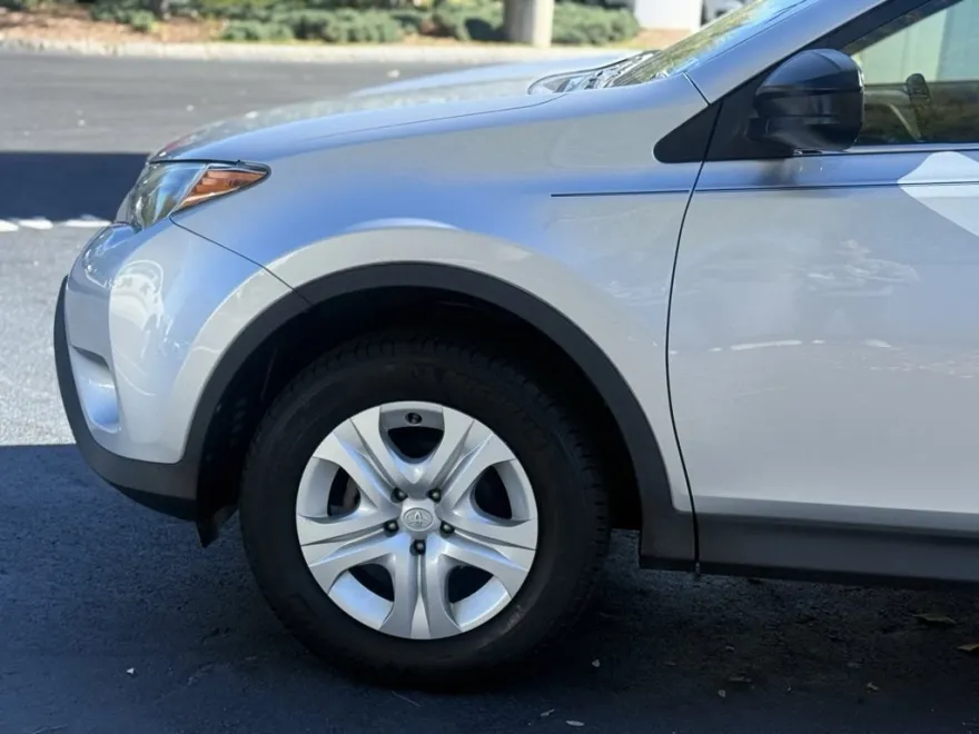 2015 Toyota RAV4 LE photo 1